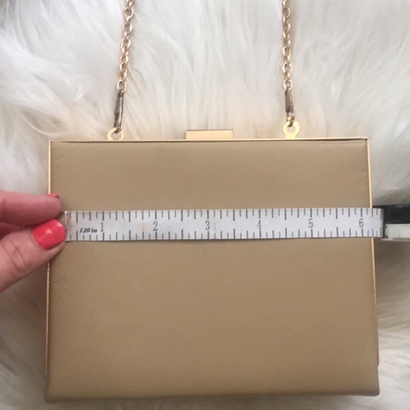 Tan hard case shoulder bag with gold accents - Picture 8 of 10